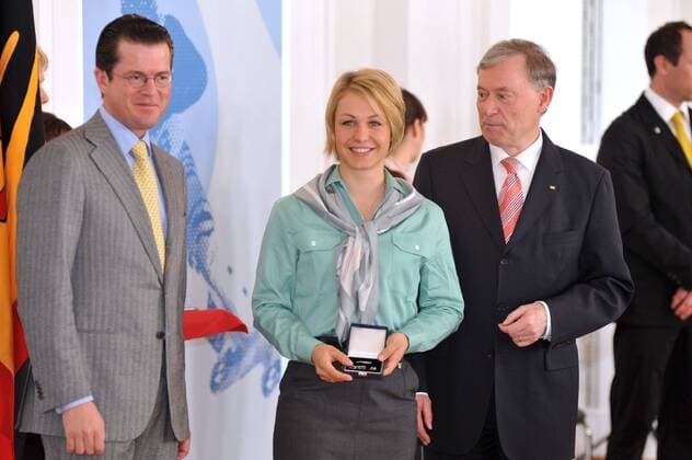 Magdalena Neuner, die Sportlerin bei der Auszeichnung mit dem Silbernen Lorbeerblatt für die Medaillengewinner der Olympischen Winterspiele 2010 mit Bundespräsident Horst Köhler r. und Verteidigungsminister Karl Theodor zu Guttenberg in Berlin am 30.04.2010 Verleihung Silberne Lorbeerblatt, Berlin, GER 2010  o0 Zoll Polizist