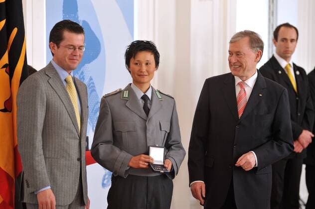 Simone Hauswald, die Sportlerin bei der Auszeichnung mit dem Silbernen Lorbeerblatt für die Medaillengewinner der Olympischen Winterspiele 2010 mit Bundespräsident Horst Köhler r. und Verteidigungsminister Karl Theodor zu Guttenberg in Berlin am 30.04.2010 Verleihung Silberne Lorbeerblatt, Berlin, GER 2010  o0 Soldat Sportsoldat