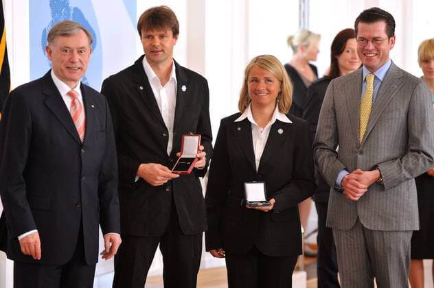 Verena Bentele, die blinde Sportlerin und ihr Begleitläufer Thomas Friedrich 2.l. bei der Auszeichnung mit dem Silbernen Lorbeerblatt für die Medaillengewinner der Olympischen Winterspiele 2010 mit Bundespräsident Horst Köhler l. und Verteidigungsminister Karl Theodor zu Guttenberg in Berlin am 30.04.2010 Verleihung Silberne Lorbeerblatt, Berlin, GER 2010  o0 Behindertensport Ski Nordisch Skisport