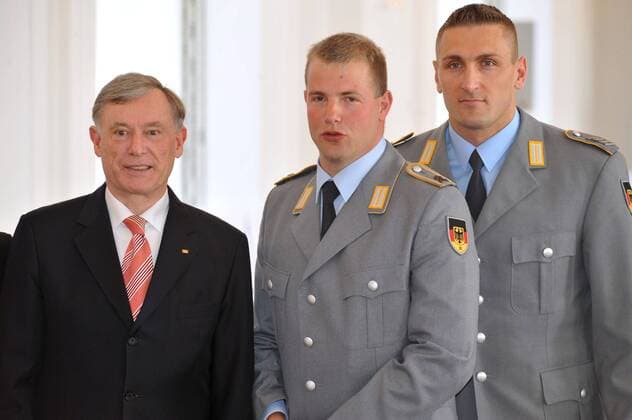 Andre Lange Mitte und Kevin Kuske r., die Sportler bei der Auszeichnung mit dem Silbernen Lorbeerblatt für die Medaillengewinner der Olympischen Winterspiele 2010 mit Bundespräsident Horst Köhler in Berlin am 30.04.2010 Verleihung Silberne Lorbeerblatt, Berlin, GER 2010  o0 Bob Bobsport Soldat Sportsoldat