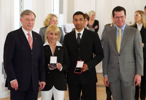 Berlin 30.04.2010 Verleihung des Silbernen Lorbeerblattes durch Bundespraesident Horst Koehler (rote Krawatte) und Bundesverteidigungsminister Karl-Theodor zu Guttenberg (gelbe Krawatte) im Schloss Bellevue - Sportler des DOSB (Deutscher Olympischer Sportbund) Eiskunstlauf Aljona Savchenko und Robin Szolkowy