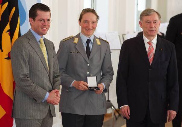 Berlin 30.04.2010 Verleihung des Silbernen Lorbeerblattes durch Bundespraesident Horst Koehler (rote Krawatte) und Bundesverteidigungsminister Karl-Theodor zu Guttenberg (gelbe Krawatte) im Schloss Bellevue - Sportler des DOSB (Deutscher Olympischer Sportbund) Rodeln Tatjana Huefner