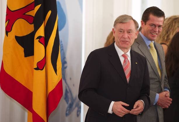 Berlin 30.04.2010 Verleihung des Silbernen Lorbeerblattes durch Bundespraesident Horst Koehler (rote Krawatte) und Bundesverteidigungsminister Karl-Theodor zu Guttenberg (gelbe Krawatte) im Schloss Bellevue -