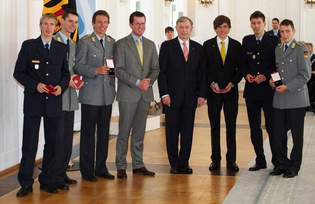 Berlin 30.04.2010 Verleihung des Silbernen Lorbeerblattes durch Bundespraesident Horst Koehler (4vre) und Bundesverteidigungsminister Karl-Theodor zu Guttenberg (4vli) im Schloss Bellevue - Sportler des DOSB (Deutscher Olympischer Sportbund) vlnr.: Michael Uhrmann (Skisprung), Andreas Wank (Skisprung), Tino Edelmann (Ski Nordisch, Kombination), Guttenberg, Koehler, Johannes Rydzek (Ski Nordisch, Kombination), Bjoern Kircheisen (Ski Nordisch, Kombination), Eric Frenzel (Ski Nordisch, Kombination) o0 Skisport