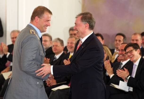 Berlin 30.04.2010 Verleihung des Silbernen Lorbeerblattes durch Bundespraesident Horst Koehler (re) im Schloss Bellevue - Sportler des DOSB (Deutscher Olympischer Sportbund) Bobsport Andre Lange o0 Bob