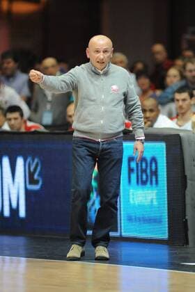 30.04.2010, Göttingen - EuroChallenge Final Four 2010 - Halbfinale - Krasnye Krylia Samara vs Scavolini Spar Pesaro --- Trainer Luca Dalmonte (Pesaro) gibt Anweisungen