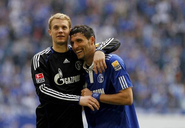 FC Schalke 04 (blau) - SV Werder Bremen (orange) 0-2 in Gelsenkirchen am 01.05.2010: Torwart Manuel Neuer (Schalke) (li.) und Kevin Kuranyi.