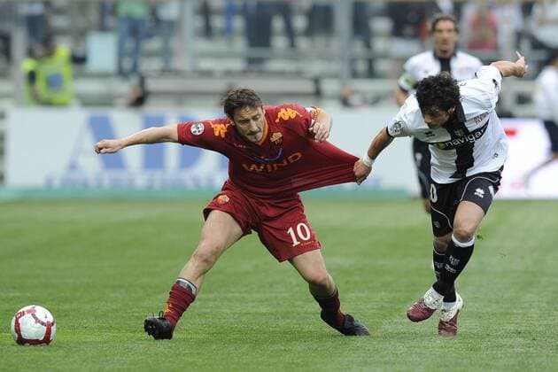 01.05.2010, FC Parma (weiß) - AS Rom (rot): Francesco Totti (li.) gegen Blerim Dzemaili 