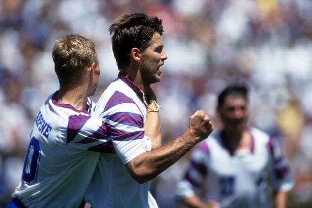 Torschütze Oleg Salenko (re.) jubelt nach einem seiner 5 Treffer mit Valeri Karpin (beide Russland) Fußball WM Herren WM 1994, Länderspiel, Nationalteam, Nationaltrikot Gruppe San Francisco Freude, Begeisterung,