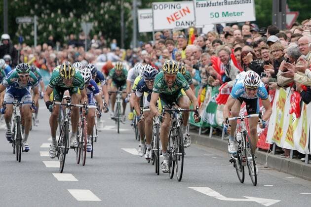 01.05.2010, Radrennen Rund um den Finanzplatz Eschborn-Frankfurt (ehemals Rund um den Henninger-Turm ). Elite auf dem Rundkurs in der Frankfurter City, Schlußspurt vor Ziel. Rechts der Sieger Fabian Wegmann (Team Milram). o0 Maßensprint Zuschauer Fans Totale