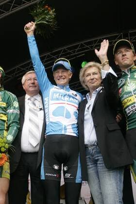 01.05.2010, Radrennen Rund um den Finanzplatz Eschborn-Frankfurt (ehemals Rund um den Henninger-Turm ). Siegerehrung, von links: Bernd Moos-Achenbach (Veranstalter), Sieger Fabian Wegmann (Team Milram), Petra Roth (Oberbürgermeisterin der Stadt Frankfurt). o0 Jubel Freude people Politik Funktionär