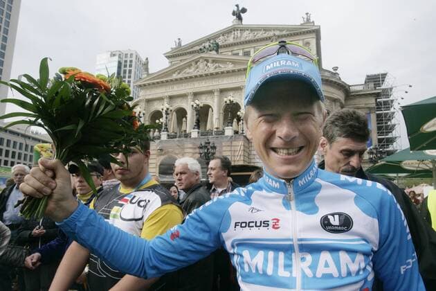 01.05.2010, Radrennen Rund um den Finanzplatz Eschborn-Frankfurt (ehemals Rund um den Henninger-Turm ). Sieger Fabian Wegmann (Team Milram) vor der Alten Oper. o0 Jubel Freude