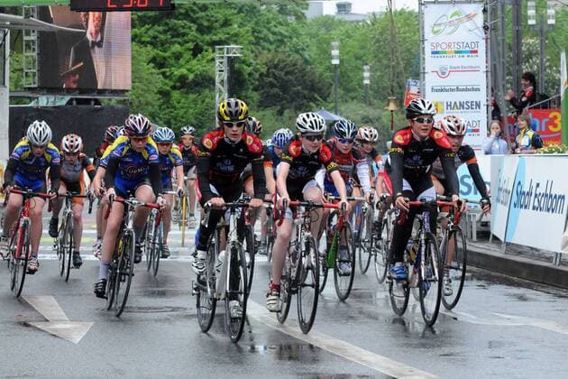 1.Mai 2010, Rennen Rund um den Finanzplatz Eschborn-Frankfurt , das Feld junger Nachwuchsfahrer fährt über die Zielinie o0 Peloton, Starterfeld, Fahrerfeld, Teilnehmerfeld Totale