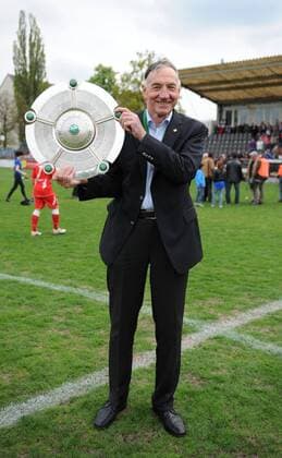 Frauen, Fußball, Bundesliga, 1. FFC Turbine Potsdam - SC 07 Bad Neuenahr 1:0, Potsdam ist Deutscher Meister, Trainer Bernd Schröder mit der Meisterschale, 02.05. 2010, o0 Schale, Meisterschale, Trophäe, Objekte, Jubel, Freude, o00 Pokal