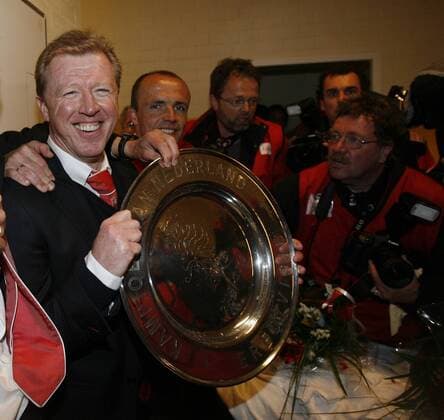 FC Twente Enschede s Coach Steve McClaren celebrates winning the Dutch league Dutch Casino Eredivisie EDITORIAL USE ONLY. No use with unauthorised audio, video, data, fixture lists, club league logos or live services. Online in-match use limited to 120 images, no video emulation. No use in betting, games or single club league player publications. o0 Jubel Freude Objekte Trophäe Meisterschale Mc Claren o00 Pokal Schale