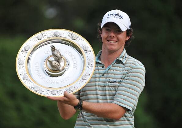 Rory McIlroy (Northern Ireland) holds the trophy after winning the Quail Hollow Tournament in Charlotte, North Carolina on May 2, 2010. McIlroy won the Quail Hollow 10-under-par for a combined score of 273. CHA20100502339 o0 Mc Illroy, Nordirland, Jubel, Freude, Sieg, Sieger, Siegerehrung, Pokal, Trophäe, Objekte