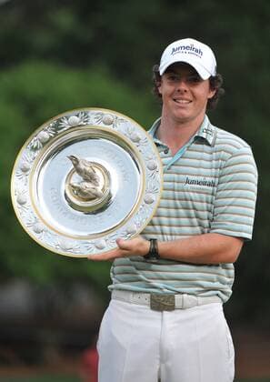 Rory McIlroy (Northern Ireland) holds the trophy after winning the Quail Hollow Tournament in Charlotte, North Carolina on May 2, 2010. McIlroy won the Quail Hollow 10-under-par for a combined score of 273. CHA20100502340 o0 Mc Illroy, Nordirland, Jubel, Freude, Sieg, Sieger, Siegerehrung, Pokal, Trophäe, Objekte