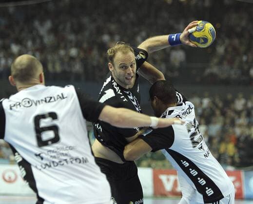 Olafur STEFANSSON ( Rhein Neckar Löwen, Mitte ) gegen Christian ZEITZ (R) THW Kiel (weiß) vs. Rhein Neckar Löwen (schwarz)
