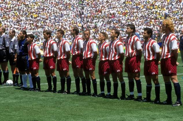 Nationalhymne USA, v. li.: Torwart Tony Meola, Tab Ramos, Paul Caligiuri, Michael Sorber, Thomas Dooley, Earnie Stewart, Cobi Jones, Fernando Clavijo, Marcelo Balboa, Hugo Perez, Alexi Lalas Fußball WM Herren WM 1994, Länderspiel, Nationalteam, Nationaltrikot Totale San Francisco