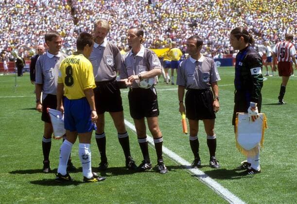 Seitenwahl, v.li.: Linienrichter Mikael Erik Everstig (Schweden), Carlos Dunga (Brasilien), der 4. Offizielle Bo Jonas Hil Karlsson (Schweden), FIFA Schiedsrichter Joel Quiniou (Frankreich), Linienrichter Park Hae Yong (Südkorea), Torwart Tony Meola (USA) Fußball WM Herren WM 1994, Länderspiel, Nationalteam, Nationaltrikot, Brasilien - USA 1:0 Gruppe San Francisco