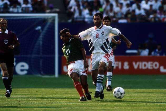 Hristo Stoichkov (Bulgarien, re.) gegen Benjamin Galindo (Mexiko) Fußball WM Herren WM 1994, Länderspiel, Nationalteam, Nationaltrikot, Mexiko - Bulgarien 2:4 n.E. Gruppe New York, New Jersey, NY, N.Y. Dynamik,