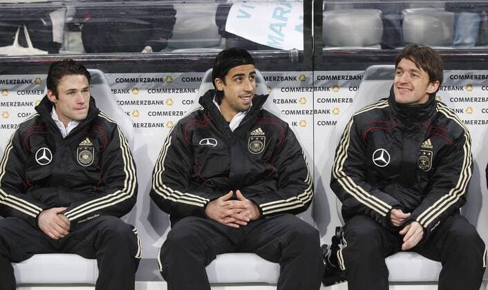Deutschland DFB Ersatzbank, v.li. Christian Traesch, Sami Khedira und Christian Gentner (alle Deutschland)