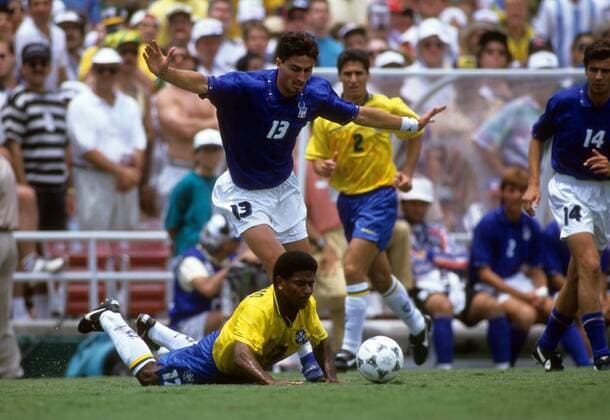 Mazinho (Brasilien, li.) kommt gegen Dino Baggio (Italien) zu Fall Fußball WM Herren WM Finale 1994, Länderspiel, Nationalteam, Nationaltrikot, Brasilien - Italien 3:2 n.E. Gruppe Los Angeles, LA, L.A. Dynamik, Kampf,
