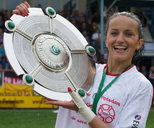 1. FFC Turbine Potsdam - Deutscher Meister 2010 Turbine Potsdam ist Deutscher Damen Fussball Meister 2009 2010 Fatmire BAJRAMAJ Turbine mit der Meisterschale o0 Jubel, Freude Pokal, Trophäe Schale Meisterschale