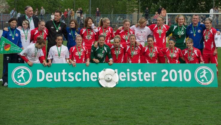 1. FFC Turbine Potsdam - Deutscher Meister 2010 Turbine Potsdam ist Deutscher Damen Fussball Meister 2009 2010 vorne vlnr Babett PETER, Fatmire BAJRAMAJ, Anja MITTAG, Desiree SCHUMANN, Josphine HENNING, Bianca SCHMIDT, Nadine KESSLER, Jessica WICH, Marie Louise BAGEHORN hinten vlnr Trainer Bernd SCHROEDER, Betreuerin Aferdita PODVORICA, Monique KERSCHOWSKI, Isabel Kerschowski, ?, ?, Yuki NAGASATO, Corina SCHROEDER, Tabea KEMME, Stefanie DRAWS, Viola ODEBRECHT, Anna Felicitas SARHOLZ, Co Trainer Dirk HEINRICHS, Jennifer ZIETZ o0 Siegerehrung Sieg, Sieger Jubel, Freude Siegerfoto Pokal, Trophäe