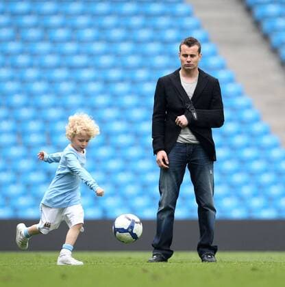 Manchester City s injured goalkeeper Shay Given plays with his son following the game against Aston Villa Manchester City (blue) vs. Aston Villa (white) - EDITORIAL USE ONLY. No use with unauthorised audio, video, data, fixture lists, club league logos or live services. Online in-match use limited to 120 images, no video emulation. No use in betting, games or single club league player publications. o0 Sohn Familie privat Kind Kinder