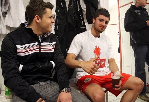 02.05.2010, Rot Weiß Oberhausen: Oliver Petersch (Oberhausen) und Moritz Stoppelkamp (Oberhausen)(rechts) feiern den Klassenerhalt von RWO. o0 Feier Freude o00 Kabinenfeier Umkleide