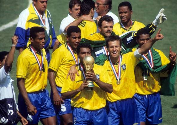 Romario (Mitte) und Carlos Dunga (2.v.re.) präsentieren den Pokal, Brasilien ist Weltmeister 1994 Fußball WM Herren WM Finale 1994, Länderspiel, Nationalteam, Nationaltrikot, Gruppe Los Angeles, LA, L.A. Freude, Begeisterung,