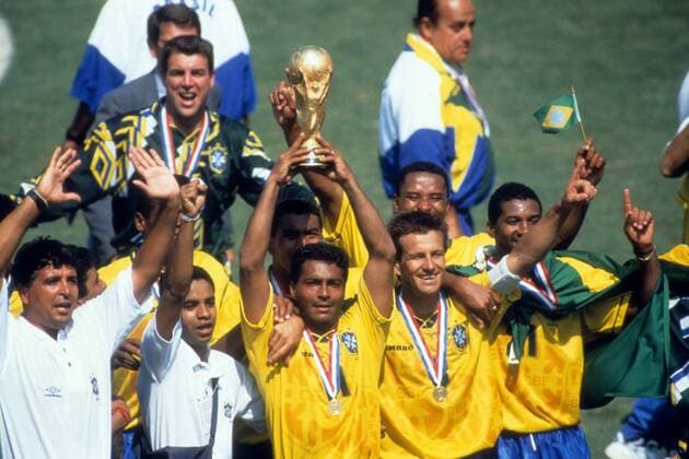 Romario (Mitte) und Carlos Dunga (2.v.re.) präsentieren den Pokal, Brasilien ist Weltmeister 1994 Fußball WM Herren WM Finale 1994, Länderspiel, Nationalteam, Nationaltrikot, Gruppe Los Angeles, LA, L.A. Freude, Begeisterung,