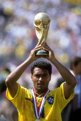 Romario präsentiert den Pokal, Brasilien ist Weltmeister 1994 Fußball WM Herren WM Finale 1994, Länderspiel, Nationalteam, Nationaltrikot, Einzelbild Los Angeles, LA, L.A.