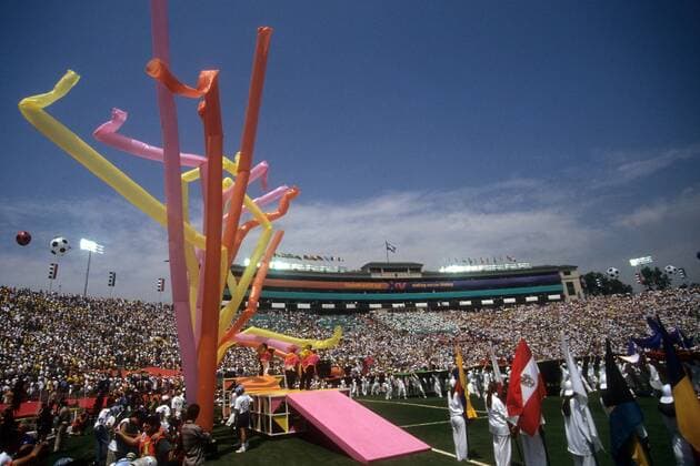 Flaggenparade und Luftschlangen während der Abschlussfeier der WM 1994 Fußball WM Herren WM 1994, Schlussfeier, Abschlussfeier, Zeremonie Totale Los Angeles, LA, L.A.