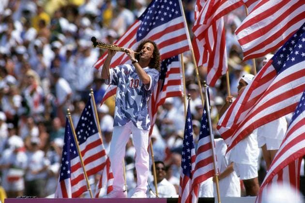 Musiker Kenny G. (USA) mit seinem Sopran Saxophon während seines Auftritts im Rahmen der Abschlussfeier der WM 1994 Fußball WM Herren WM 1994, Schlussfeier, Abschlussfeier, Zeremonie Einzelbild Los Angeles, LA, L.A.