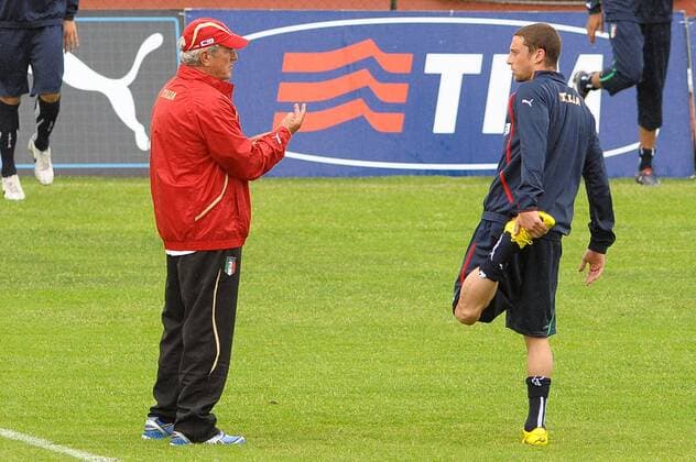 Nationaltrainer Marcello Lippi (L) und Claudio Marchisio (Italien) während des 3-tägigen Trainingslagers der Italienischen Nationalmannschaft - xmassimoxoliva