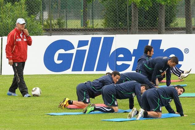 Nationaltrainer Marcello Lippi (Italien, L) beobachtet das Training seiner Italienischen Nationalmanschaft während eines 3-tägigen Trainingslagers in La Borghesiana - Rom xmassimoxoliva