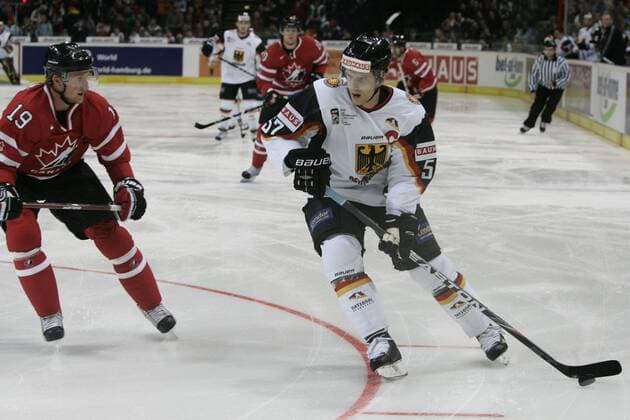 Deutschland - Kanada: Steven Stamkos ( Kanada ), links - Korbinian Holzer ( Deutschland ), rechts