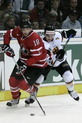 Deutschland - Kanada: Marc Staal ( Kanada ), links - Alexander Barta ( Deutschland ), rechts