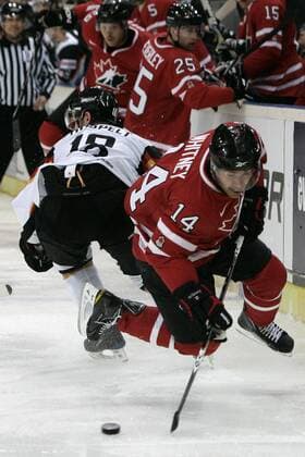 Deutschland - Kanada: Kai Hospelt ( Deutschland ), links - Ray Whitney ( Kanada ), rechts