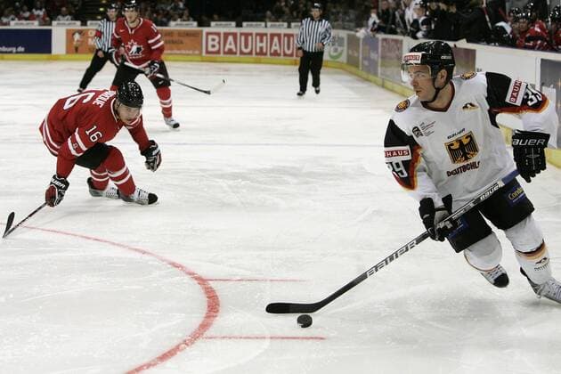 Deutschland - Kanada: Rene Bourque ( Kanada ), links - Thomas Greilinger ( Deutschland ), rechts