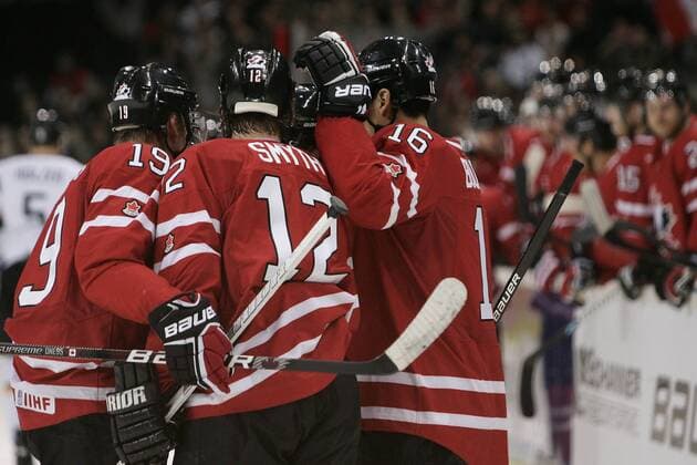 Deutschland - Kanada: Jubel Kanada nach dem 1:2 - Steven Stamkos ( Kanada ), links - Ryan Smyth ( Kanada ), mitte - Rene Bourque ( Kanada ), rechts o0 Freude