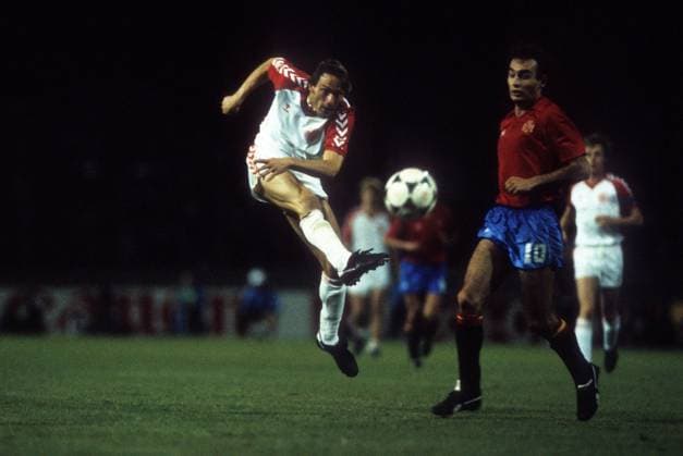 Preben Elkjaer Larsen (Dänemark, li.) gegen Ricardo Gallego (Spanien) - DEUTSCHSPRACHIGE SPORTZEITSCHRIFTEN UND -ZEITUNGEN NUR NACH RÜCKSPRACHE Fußball EM Herren EM 1984, Länderspiel, Nationalteam, Nationaltrikot, Spanien - Dänemark 5:4 n.E. Gruppe Lyon Dynamik,