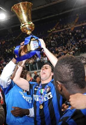 Inter Mailand: Italienischer Pokalsieger 2010: Diego MILITO jubelt - ANDREAXSTACCIOLI o0 Pokalfinale, Jubel, Freude, Trophäe, Objekte