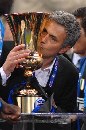 Inter Mailand: Italienischer Pokalsieger 2010: Trainer Jose MOURINHO küsst den Pokal ANDREAXSTACCIOLI o0 Pokalfinale, Jubel, Freude, Trophäe, Objekte