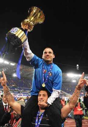 Inter Mailand: Italienischer Pokalsieger 2010: Wesley SNEIJDER auf den Schultern von Marko Arnautovic ANDREAXSTACCIOLI o0 Pokalfinale, Jubel, Freude, Trophäe, Objekte
