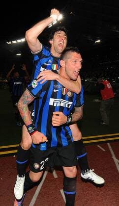 Marco Materazzi (R) and Diego Milito of Inter Milan celebrate after winning the Italian Cup football match final at Olimpico Stadium on May 05, 2010 in Rome, Italy. xLucaxGhidonix  ActionPlus20133817 o0 Pokalfinale, Jubel, Freude