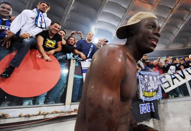 Mario Balotelli of Inter Milan smiles after winning the Italian Cup football match final at Olimpico Stadium on May 05, 2010 in Rome, Italy. xLucaxGhidonix  ActionPlus20133818 o0 Pokalfinale, Jubel, Freude, Pokal, Fans, Zuschauer