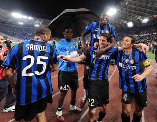 L to R: Walter Samuel, Mario Balotelli, Sulley Muntari, Diego Milito and Javier Zanetti of Inter Milan celebrate after winning the Italian Cup football match final at Olimpico Stadium on May 05, 2010 in Rome, Italy. xLucaxGhidonix  ActionPlus20133820 o0 Pokalfinale, Jubel, Freude,